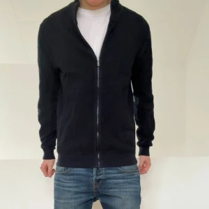 Massimo Dutti Cardigan mörkblå - Ääljer en sjukt fet cardigan Fullzip från Massimo Dutti i färgen mörkblå. Cardigan är i bra skick då den har varit väl omhändertagen och är i L men sitter mer som M. Hör gärna av er vid frågor elr funderingar!!
