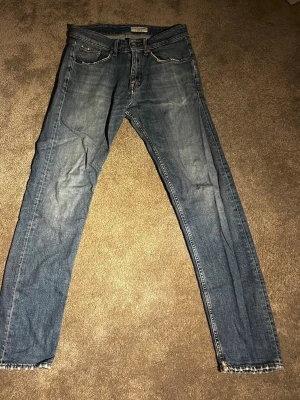 Tiger of sweden jeans - Snygga blå skinny jeans från tiger of sweden med klassisk femficksdesign och ljusa slitningar. Jeansen har normal midja och är tillverkade i mjukt denimtyg som ger en bekväm passform. Perfekta till en avslappnad streetstyle-look. 