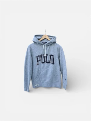 Grå hoodie från Polo Ralph Lauren - Snygg ljusgrå hoodie från Polo Ralph Lauren med stor POLO-text broderad på bröstet. Klassisk känguruficka framtill och justerbar huva med vita snören. Tillverkad i mjuk bomullsblandning, perfekt för en avslappnad och trendig look.