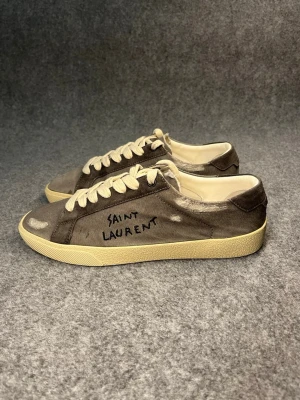 Saint Laurent skor  - Saint Laurent skor i den sjukt unika colorway, väldigt eftertraktad och sällsynt model🌟. Storlek 40 kan passa 41. Hur fräscha som helst, skick 9/10. Endast skorna medföljer.