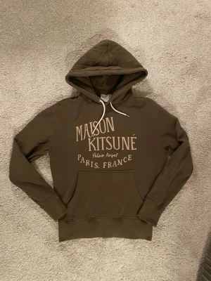 Maison kitsune hoodie olivgrön - Snygg maison kitsune hoodie som är helt slutsåld! Plus ända uppe på plick just nu 😵Storlek XS passar också S. Mycket bra skick inga defekter, skriv vid frågor !