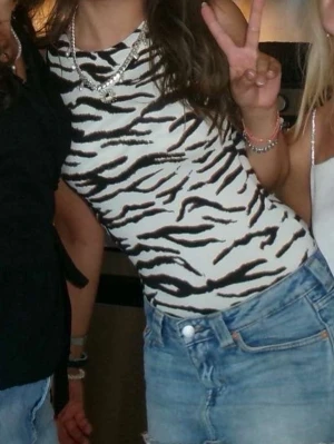 Zebrabody från hm - Supersnygg zebrabody i bra skick!!💕💕