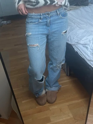 Low waist wide Zara jeans med hål - Supersnygga och trendiga low waist wide zarajeans med hål🤗 Knappast använda så i superbra skick!!💕💕