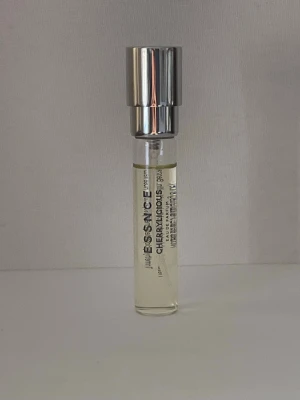 Essnce Cherryalicious  - Essnce med doften Cherryalicious 8 ml. Den är inte testsprayad.TOPPNOTER Körsbär, Bergamott, Björnbär, Äpple HJÄRTNOTER Jasmin, Persika, Choklad, Körsbär BASNOTER Tonkaböna, Vanilj, Mysk, Kashmirträ 