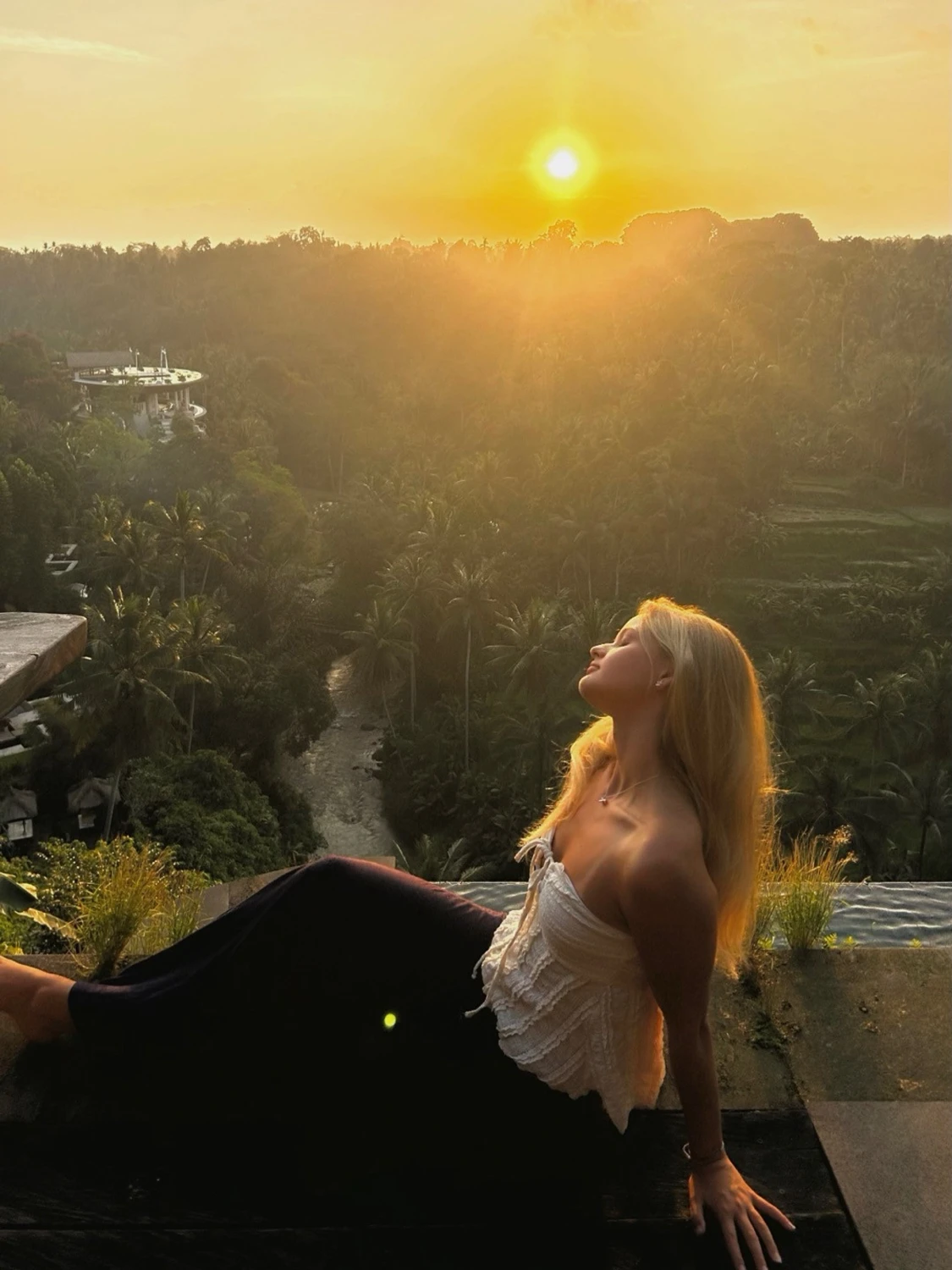 Vit omlott korsett-topp med volang