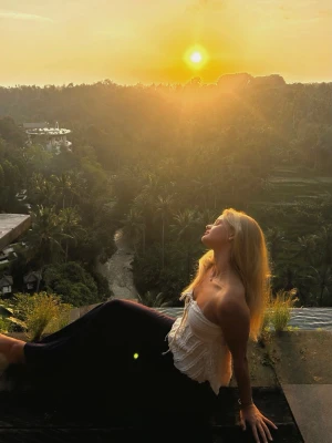 Vit omlott korsett-topp med volang - Superfin vit korsett-topp med omlottkänsla och volangkant. Toppen är ärmlös och har en söt knytning framtill. Perfekt för varma dagar och ger en romantisk vibe till din outfit.