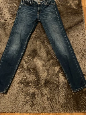 Jack&Jones Slim Glenn - Snygga jeans i mörkblå tvätt med klassisk femficksdesign och smal passform. Jeansen har subtila slitningar framtill och är tillverkade i bomull med en touch av stretch för extra komfort. Perfekta för en trendig och avslappnad look. Sitter som W28 L28-30, var inte rädd för att ställa frågor. Pris går att diskutera 