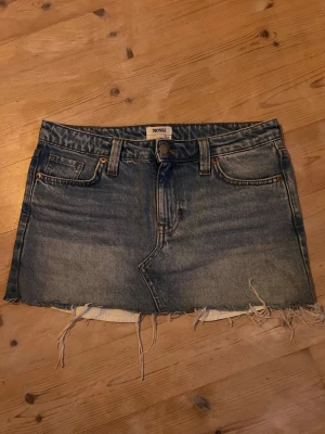 Jeans kjol - Superfin jeanskjol, den är lågmidjad och perfekt längd❣️ Midjemått: 40cm Längd fram: 29cm Längd bak: 31cm