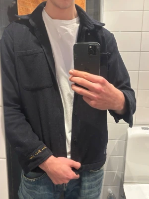 Doncé de la sense Overshirt V2 - Perfekt Overshirt inför vår / sommar. Färgen är mörkblå och är i storlek M. Passar perfekt till S och M. På grund av stor efterfrågan och ej stor marknad inom återförsäljning så höjs priset enligt mig. Köpt för 1500kr. PRIS KAN DISKUTERAS!