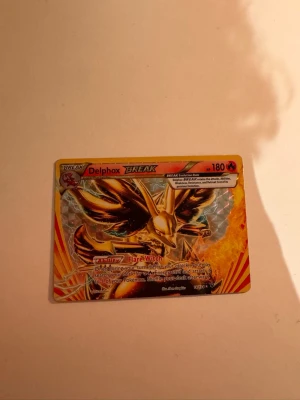 Delphox BREAK Pokémonkort - Säljer ett Delphox BREAK samlarkort från Pokémon TCG. Kortet har en glansig, holografisk yta med guld och orange färger samt coolt motiv av Delphox. Perfekt för dig som vill utöka din samling eller spela med unika kort. (Jag köpte den av en annan person så är inte 100% säker att den är äkta)