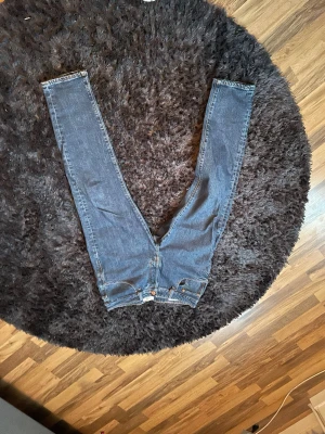 Blå raka jeans från Jack and jones, modell cropped  - Säljer ett par klassiska blå jeans från Jack and jones cropped modell med och fem fickor. Jeansen har en tidlös tvätt och är tillverkade i slitstark denim. Perfekta för dig som gillar en enkel och clean look. Storleken är 31/32, priset kan diskuteras vid snabb affär