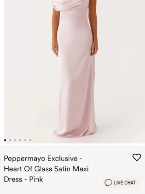 Ljusrosa oneshoulder satinklänning - ljusrosa balklänning från Peppermayo i glansigt satinmaterial. Klänningen har oneshoulder-design med draperad överdel och figurnära passform. Aldrig använt lappen kvar. Säljer denna eftersom köpte 2 balklänningar. Ordinarie pris 1150kr.