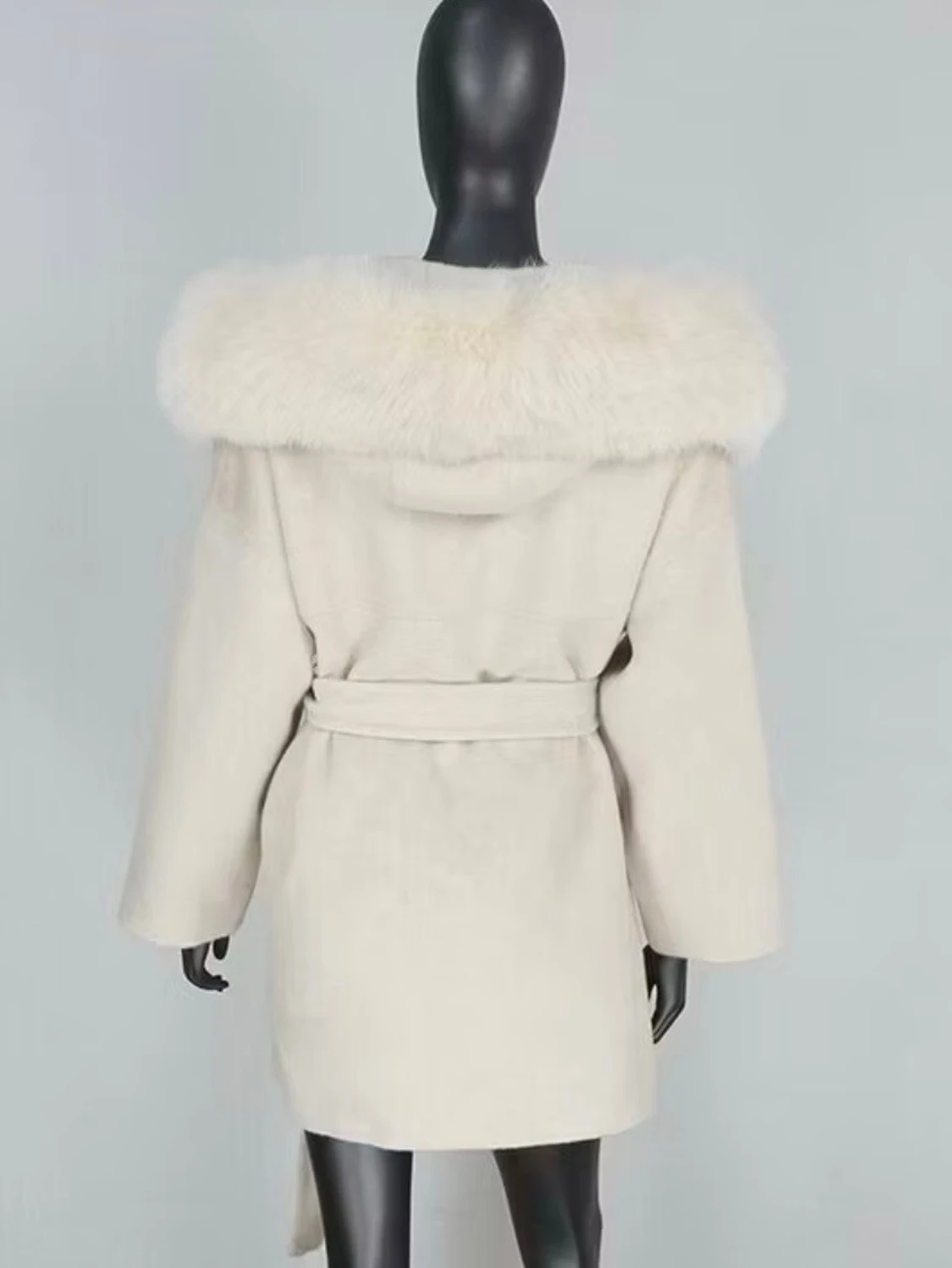 Beige pälsjacka med huva och bälte - 1