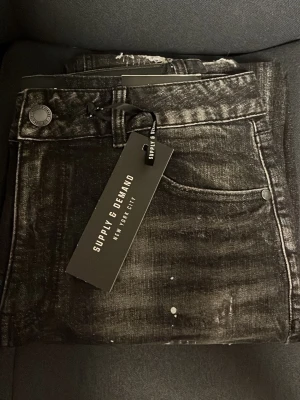 Supply&demand acker jeans - Aldrig använda fortfarande inplastade med alla tags på. Storlek 30/32 slim fit. Säljs inte längre.