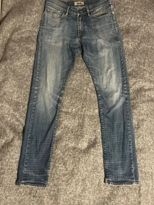 Acne Studios  - Hej! Säljer nu ett par Acne Studios jeans i storlek 29/32 och modell Mod Lend alltså slim fit. Dem är slitna på flera ställen och lagade på tre ställen, slitningarna gör jeansen väldigt snygga enligt mig. Dem är blåa och har en sjukt snygg tvätt. Nypris ligger på 3000 och jag säljer för 349. Kom med frågor och priset kan diskuteras!