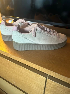 Ljusa platåsneakers från Icecobler - Säljer ett par ljusrosa sneakers från Icecobler med platåsula och mockaliknande material. Skorna är använda två somrar så de är inte nya. 