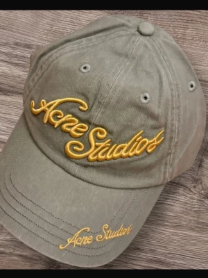 Acne Studios Cap unisex Haki -  Acne studios orginalkeps En riktigt eftertraktad modell som är slutsåld överallt 😍  Den här kepsen ser man sällan i verkligheten och just den här färgen är extra populär. Folk letar efter exakt den här och kommer inte ligga kvar länge 🥰  Om du ens funderar på att köpa den, vänta inte  Du kommer bara ångra dig när någon annan hunnit före ❤️