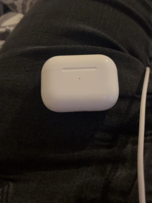 Vita Apple AirPods Pro med laddningsetui - Säljer ett par vita Apple AirPods Pro med det klassiska kompakta laddningsetuiet. Snygg och stilren design i blank plast, perfekt för dig som vill ha trådlösa hörlurar med grymt ljud och enkel anslutning till iPhone. Laddas via USB-C. Har verkligen jätte hög volym. INTE RIKTIG