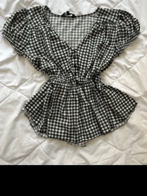 Rutig blus - Jättesöt rutig blus i toppen skick!🤗