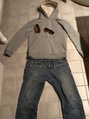 Grå hoodie med teddyfoder - Riktigt snygg hoodie med foder i luvan! Storlek:M skick:8/10 