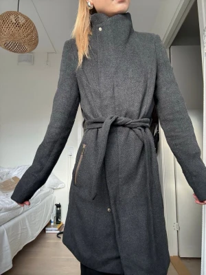 Kappa med krage - Snygg mörkgrå kappa från Vero Moda i storlek XS! Mycket fint skick🥰
