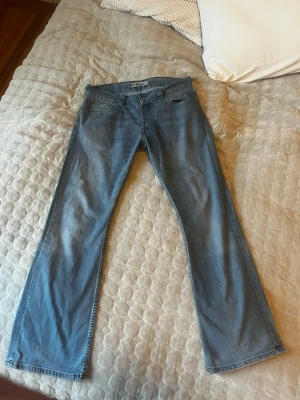 Levi's 512 ljusblå bootcut jeans - Säljer ett par klassiska Levi's 512 jeans i ljusblå tvätt. De har bootcut passform med raka ben och femficksmodell. Jeansen är tillverkade i bomull och har den ikoniska Levi's-lappen bak i midjan. Perfekta för en avslappnad och tidlös stil. Pris ej hugget k sten!!!!