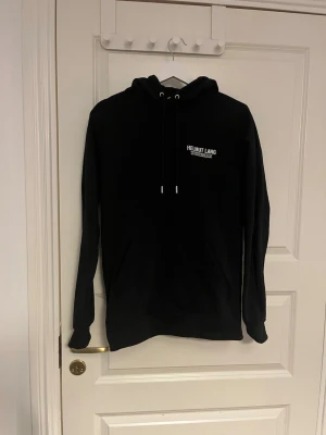 Helmut Lang  - Hoodie från Helmut Lang med minimalistisk design och diskret logotyp. Mjuk och bekväm med bra passform. Skick: mycket bra Färg: svart Skickas snabbt