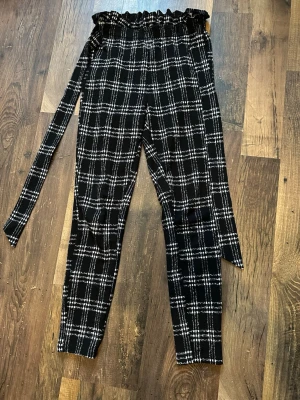 Rutiga byxor med band - Köparen står för frakten!