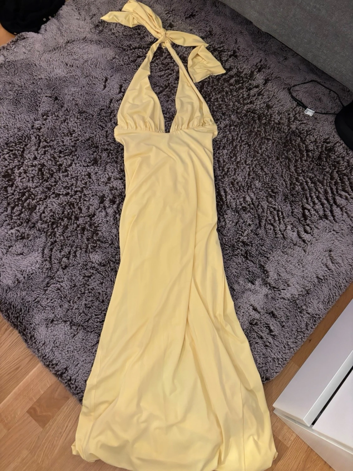 Gul långklänning med knyt i nacken