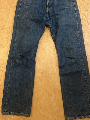 Levi's 501 rak passfor blå jeans W31 L30 - Knappt använda levis jeans i storlek W31 L30. Säljer dessa för att de inte passar mig!
