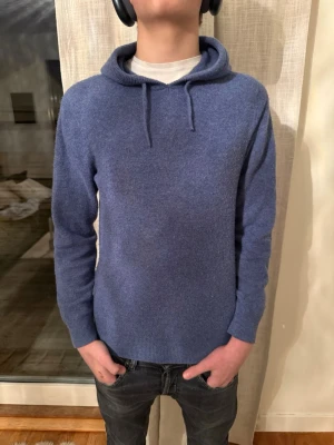 Stickad hoodie  - Tjabba! Säljer nu denna feta skickade hoodien i storlek xs! Den är 100% merinoull! Den är i ett bra skick 8/10! Om ni har några tankar eller funderingar så är det bara att hör av sig!😁