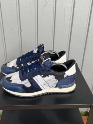 Valentino Rockrunner blå sneakers - Fräscha rockrunners använda några gånger nypris ca 6000 kr säljer för mer än hälften. 28 cm utsidan 26 cm insidan kom med bud!!! Box medkommer ej endast Dustbag 