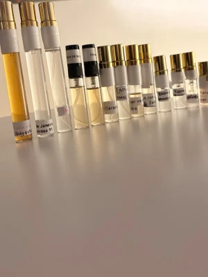 Blandade parfymprover - Essnce: Eua de caramel 5 ml. . . Lataffa, Nebraska elixir 4 ml. Sdj cheriosa 91 10 ml . Sticky dates 9 ml sdj 39 10 ml. Nivea 1,5 ml. Karus secret musk 2,5 ml. Dark romance Zara 4 ml. Sensuel Vanilla Zara 3 ml. Paris corner Eshal 4 ml. French avenye Venus de Milano 4 m. l Tänker att jag säljer alla i ett paket. Men vill du köpa enstaka  skriv gärna så ordnar jag det 