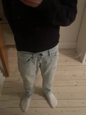 Ljusblå jeans från Dondup, storlek 27 - Säljer ett par ljusblå jeans från Dondup i klassisk femficksmodell. Använd enstaka gånger, pris kan diskuteras, ordinarie pris ca 3000 kr