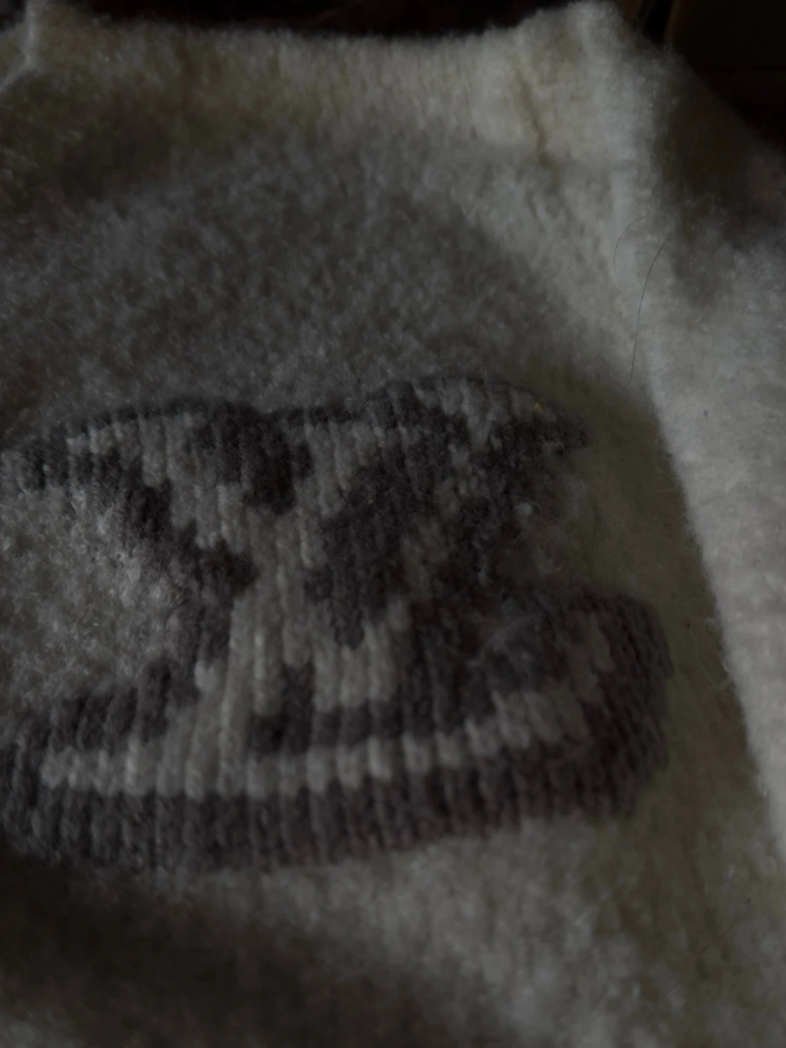 Vit stickad Louis Vuitton tröja