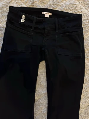 Jätte snygga jeans!💗💗 - Intressekoll på dessa snygga jeans ifrån Gina 14+ i storlek xs. Dom är använda ett fåtal gånger och köptes för 400kr😇Kom gärna med prisförslag vad du hade kunnat tänkas betala!🥰🥰🙏🏼