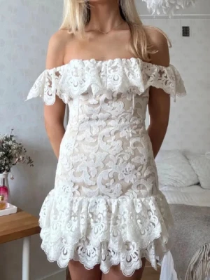 Studentklänning - Perfekt offshoulder studentklänning som tyvärr är för kort för mig som är 175 annars normal i storlek❣️skriv för egen bild på