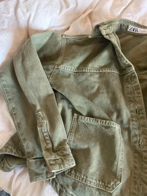 Grön Jeansjacka  - Jeansjacka från Zara, bra skick🫶✨