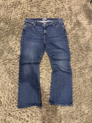 Blå jeans från Tommy Hilfiger  - Snygga blå jeans från Tommy Hilfiger med klassisk femficksdesign och diskret logga på myntfickan. Jeansen har raka ben och normal passform, perfekta till en avslappnad stil. Tillverkade i mjuk bomullsdenim för skön känsla.