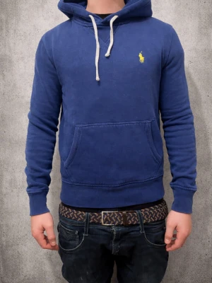 Ralph lauren hoodie - Säljer nu denna feta Ralph lauren hoodie! Tveka inte på att ställa någon fråga eller liknande! Går ner i pris vid snabb affär! 