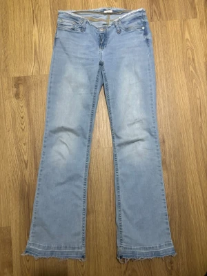 Ljusblå bootcut jeans från Nelly - Säljer ett par ljusblå jeans från Nelly med low waist bootcut passform. 