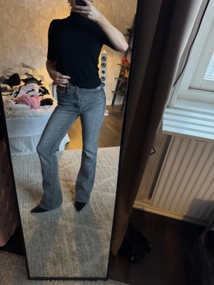Grå jeans från Zara  - Storlek xs men sjukt stretchiga 