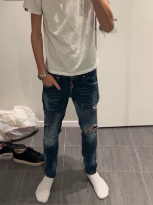 Dsquared2 jeans - Ett par dsquared2 jeans som är slim fit. Storleken passar mig som har 29/32 30/32 i jeans. Passar oxå mindre midja och kortare ben. Jeansen är frächa, grish och stilrena. Perfekt för alla årstider. Nypris ca: 2000-4000kr Pris kan diskuteras. 