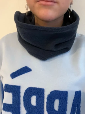 Mörkblå buff #04💙 - Så fin och mjuk mörkblå buff! Perfekt till afterski eller skidresan!💙egensydd så inte helt perfekt 💙