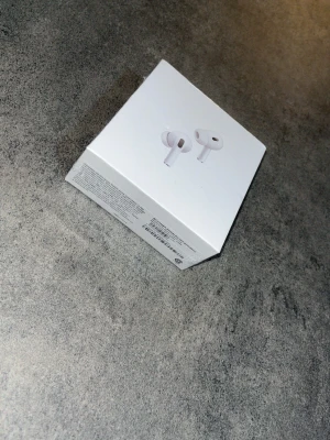 AirPods Pro 2 - Ett par nya AirPods Pro 2. Inte använda. Fraktas snabbt. Pris går att diskuteras vid snabb affär.