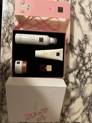 The Rituals of Sakura - Rituals Sakura medium set innehåller kroppskräm, duschskum, kroppspeeling och parfym. Den är helt ny, oanvänd.