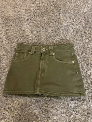Grön jeanskjol - Snygg grön jeanskjol med inbyggda shorts. Aldrig använd, så helt ny. 