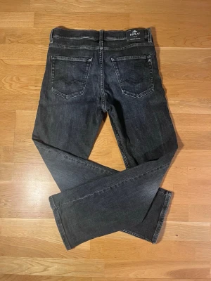 Replay Jeans - Nästintill helt nya Replay jeans. 14A H158 cm. THAD. Skriv frågor om du undrar nått!