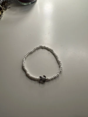 Armband - Jättefint pärlarmband med en söt silver sköldpadda. Kan användas både som armband men även fotlänk. Perfekt nu till sommaren! Aldrig använd