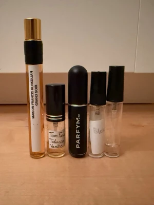 Parfymprover från kända märken - Flera parfymprover från välkända märken: Maison Francis Kurkdjian Grand Soir: 10 ml. Tom Ford Tobacco Vanille: 2 ml. Dolce & Gabbana The One EDP: 1,25 ml. Bleu de Chanel EDP: 1,25 ml. Paco Rabanne Invictus Victory Elixir: 1 ml. Går även att köpa enskilda parfymprover